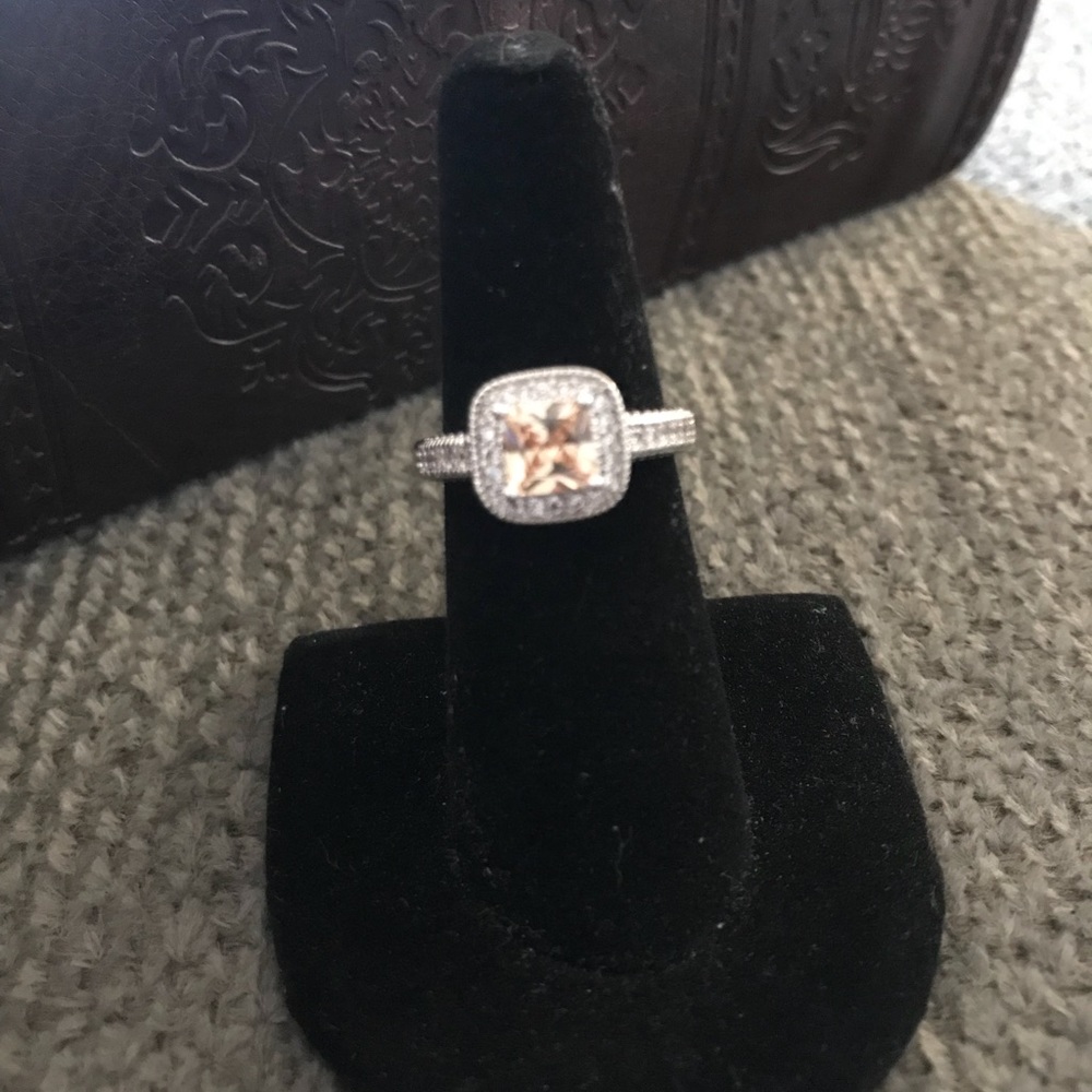 Solitaire with halo ring